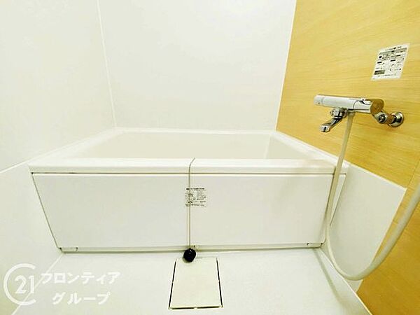 ゆったりと脚を延ばして、1日の疲れを癒せます。窓があるのでこまめに換気ができ、清潔感を保てます。落ち着いた色合いは、心を穏やかにし、リラックスタイムをより豊かにします。