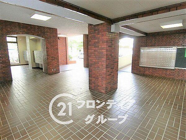 シンプルなロビーですが、住む人にとって居心地の良い空間を提供します