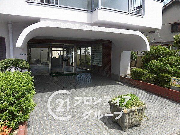 マンションのエントランスは、住まう方々を迎える洗練された空間です。日常の出入りを快適にするための工夫がされています。