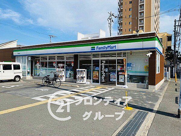 ファミリーマート門真栄町店 徒歩8分。 570m