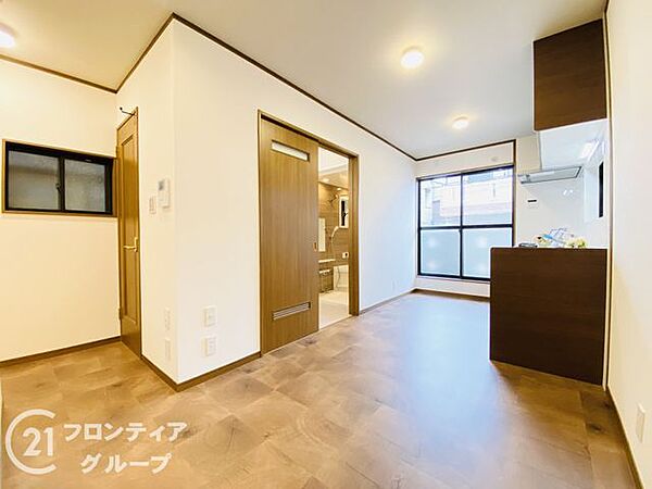 バルコニーに面したリビング。明るい日差しが差し込みます