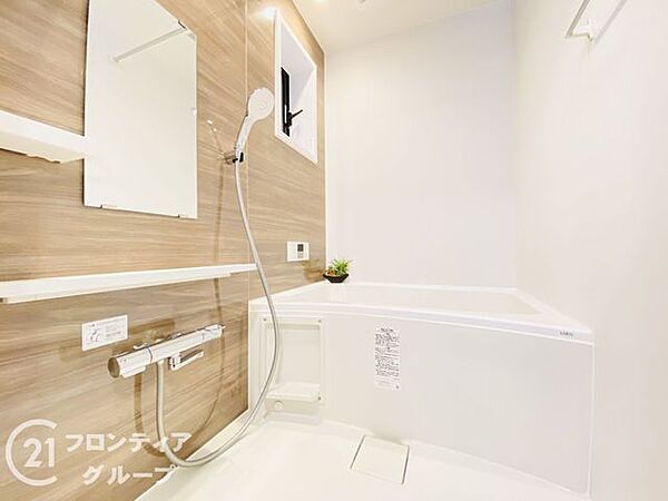 ゆったりと脚を延ばして、1日の疲れを癒せます。窓があるのでこまめに湿気を換気ができます。