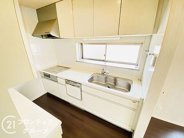 収納が充実しており、キッチン用品をすっきりと整理できる便利な空間です