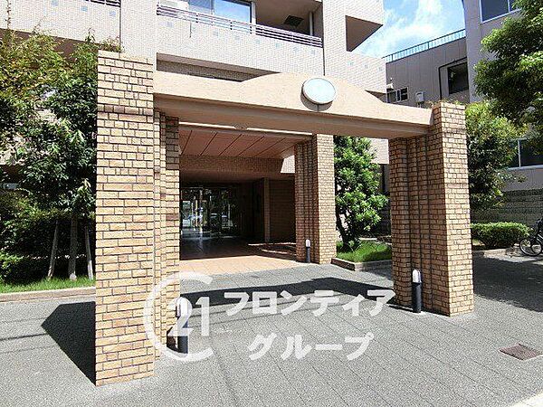 マンションのエントランスは、住まう方々を迎える洗練された空間です。日常の出入りを快適にするための工夫がされています。