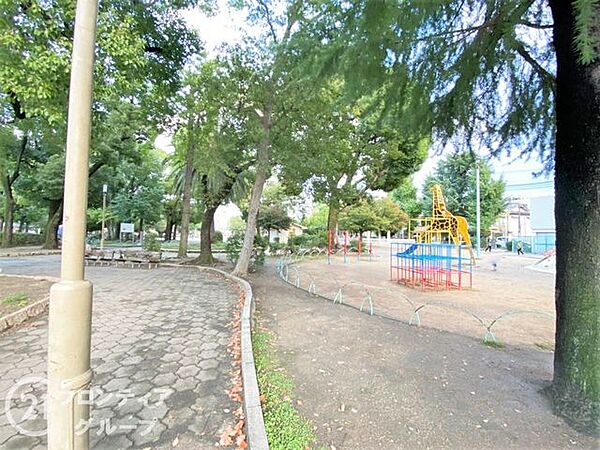 新森中央公園 徒歩9分。広場や噴水地、遊具などがある大きな公園です。季節ごとの植物が植えられているので、散歩やウォーキングにもおすすめです。 670m
