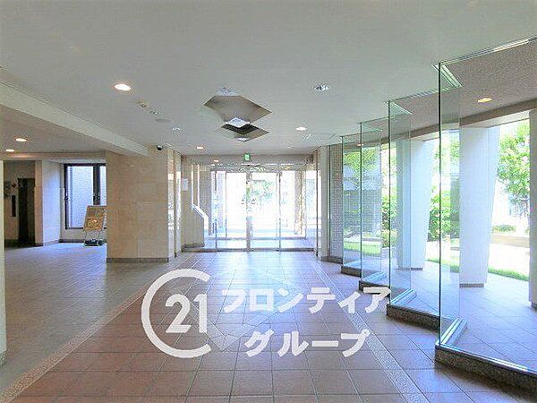 シンプルなロビーですが、住む人にとって居心地の良い空間を提供します