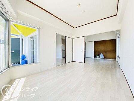 シンプルで使い勝手の良い洋室です。寝室や書斎、趣味のお部屋など、ライフスタイルに合わせて柔軟に活用いただけます。ナチュラルな内装で、どんなインテリアとも相性良く合わせられます。