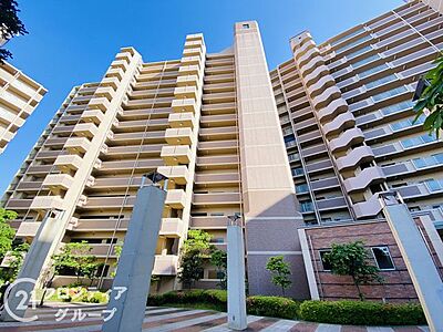 外観：明るい陽光が差し込む重厚感あるマンション外観です。周辺は落ち着いた街並みで住環境も良好。管理が行き届いた綺麗な共用部が整っており、快適で安心感のある暮らしを叶えてくれます。