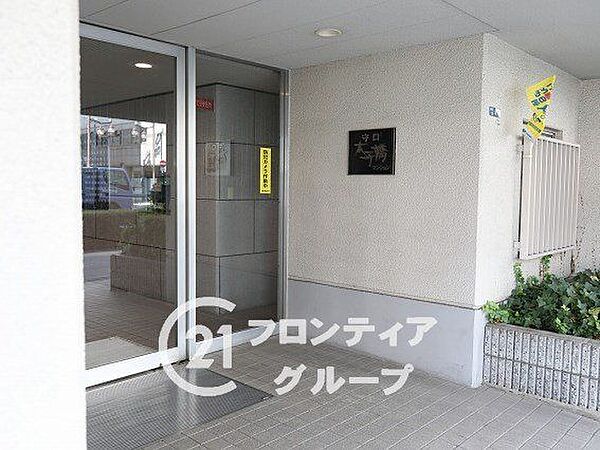 落ち着いた雰囲気のエントランスは、訪れる人に心安らぐ空間を提供し、温かく迎えてくれます！