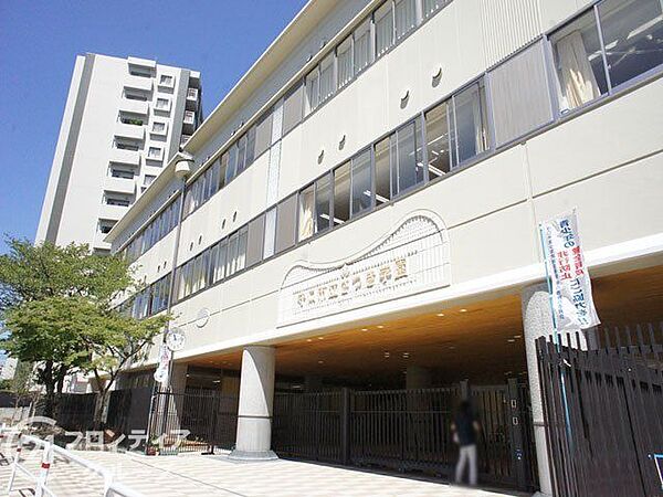 守口市立さつき学園 徒歩9分。守口市初の施設一体型小中一貫校。旧滝井小学校と旧春日小学校、第三中学校が統合して開校しました。 650m