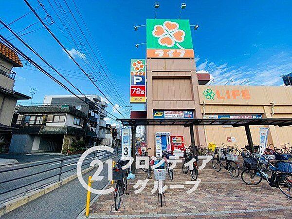 ライフ寝屋川黒原店 徒歩8分。営業時間は9：00から21：00駐車場は広々72台分あり。土日の混雑時でも安心です。店内もゆったりとした配列、キレイな商品棚、商品も新鮮で品揃え豊富です。 590m