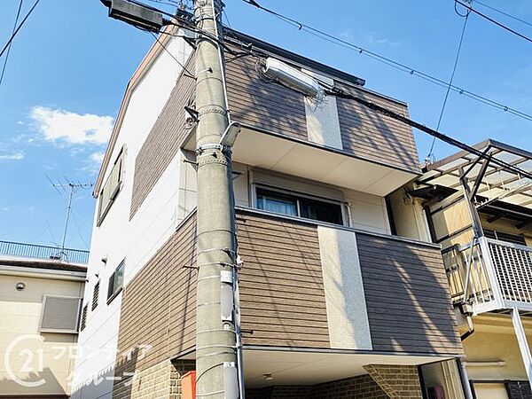 3階建てならではのスタイリッシュな外観が目を惹きますね！バルコニーのアクセントカラーも魅力的で、ご家族やご友人を招待したくなるような自慢のマイホームになりそうです