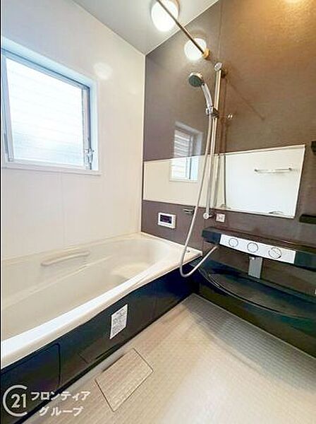 大きな窓から光が差し込む明るい浴室ですね！湿気対策もしやすく毎日のお掃除が楽になる工夫が凝らされています　足を伸ばして寛げる広々とした浴槽で贅沢なバスタイムを家族みんなで楽しめそうですね！