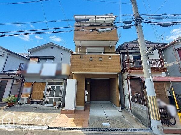 落ち着いた色合いのタイル張りが印象的な外観です。周囲の街並みに馴染むデザインで、丁寧に使用されていたことが伝わる綺麗な状態を保っています。新しい生活をここからスタートしませんか
