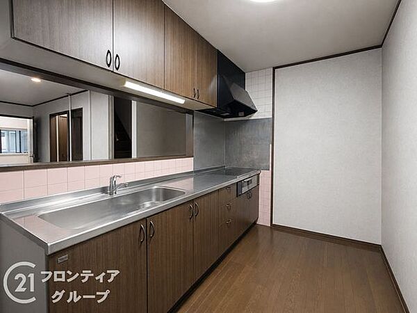 対面式キッチンを採用！上下の収納棚に加え、お手入れのしやすいコンロを搭載し、毎日の家事を快適にサポートします。