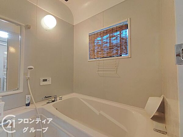 清潔感あふれるバスルームで、毎日の疲れを癒せます。明るく開放的な空間で、リフレッシュできるひとときをお楽しみください。