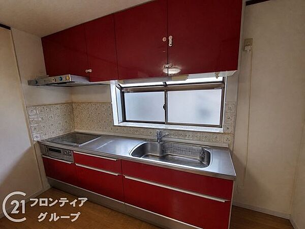 収納力も豊富で、煩雑になりがちな調理器具もスッキリと片付きます。広々とした作業スペースを確保しているため、毎日の料理の時間がもっと楽しくなります