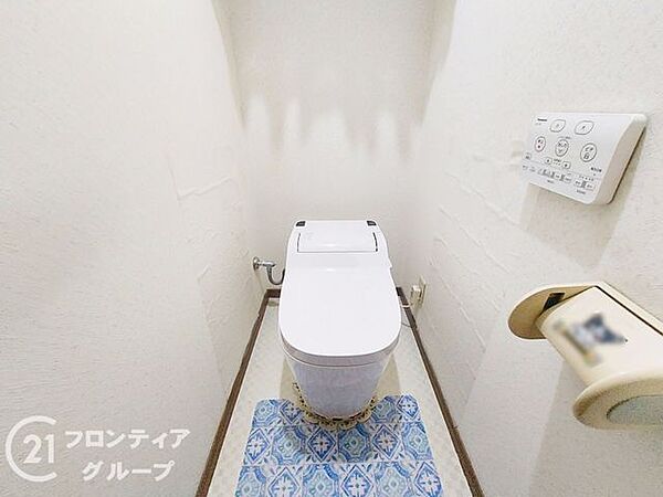 年中快適にご使用いただける温水洗浄便座付きのトイレです。小窓が付いているため、こまめに換気ができ清潔な空間を保てます。