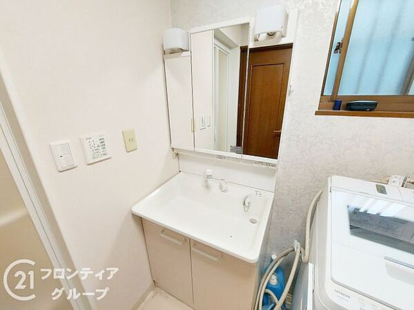 忙しい朝の身支度にも便利な独立洗面台。鏡の横には収納スペースがあり、歯ブラシや化粧品など細々とした洗面用具も整理整頓できます。