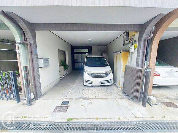 ハイルーフ車も駐車可能なビルトインガレージを1台分完備。お買い物帰りや雨の日でも、濡れずにスムーズな荷物の運び入れが可能です。
