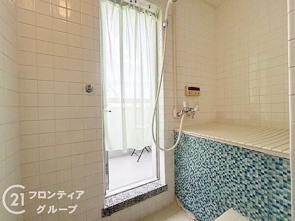 窓から自然光が差し込む明るい浴室で一日の疲れを癒せます。清潔感のあるホワイトの浴槽とアクセントタイルが調和し、心からリラックスできるプライベートな空間ですね