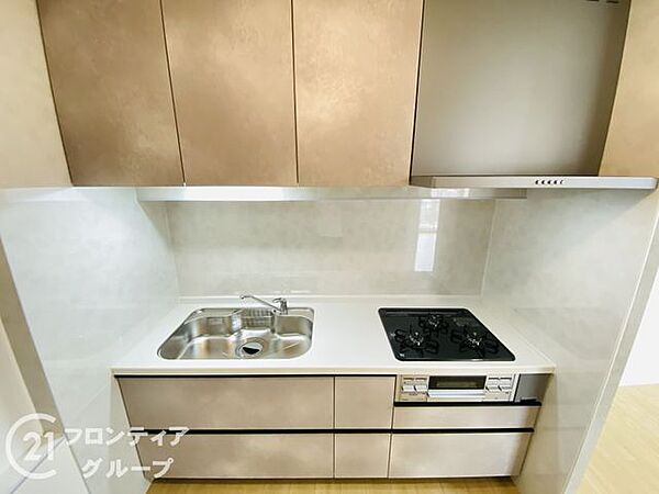 収納力ある吊戸棚付きのシステムキッチンです。ご家族の顔を見ながら料理を楽しんで頂けますね
