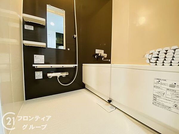 清潔感あふれるバスルームで、毎日の疲れを癒せます。明るく開放的な空間で、リフレッシュできるひとときをお楽しみください。