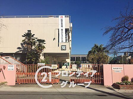 守口市立第一中学校 徒歩6分。昭和22年4月22日に、大枝の三郷小学校校舎の一部を借用し、創立されました。 470m