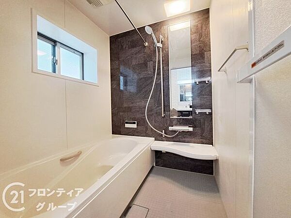 ゆったりと脚を延ばして、1日の疲れを癒せます。窓があるのでこまめに湿気を換気ができます。