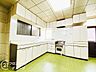 キッチン：白を基調とした清潔感あふれるキッチンです。窓からの自然光が手元を明るく照らすので、日々の料理も捗りますね。広々とした調理スペースで、ご家族との会話を楽しみながら美味しい食事を作ってください