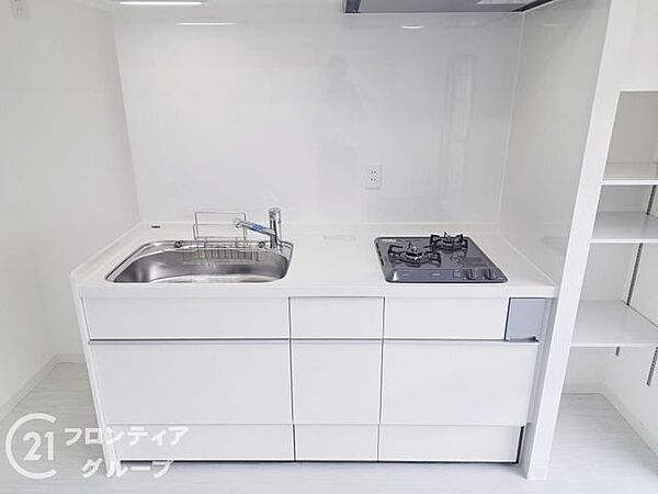 白で統一された清潔感あふれる空間は、まるでお洒落なカフェのようですね！お気に入りの調理器具を並べて、家族や友人と囲む食卓を想像するだけでワクワクしてしまいます