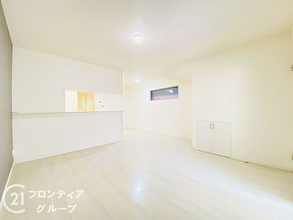 リビングは、家族や友人との時間を楽しむのに最適な広さです。快適な居住空間を提供します。