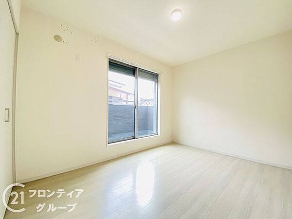 一日の疲れをゆっくり癒せる、落ち着いた雰囲気の寝室です。ベッドや収納家具の配置もしやすく、快適なプライベート空間としてお使いいただけます。念願のマイホーム購入をお手伝いいたします。