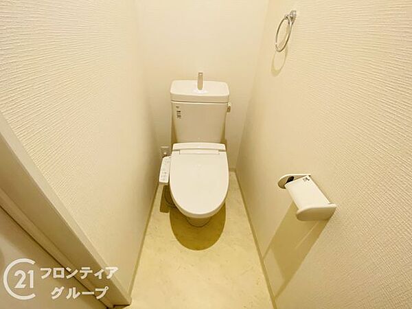 清潔感のあるトイレスペースで、毎日気持ちよくお使いいただけます。シンプルで使いやすい空間のため、お掃除もしやすく快適です。実際の広さや設備の状態も、お家に関するご質問はお気軽にご相談ください。