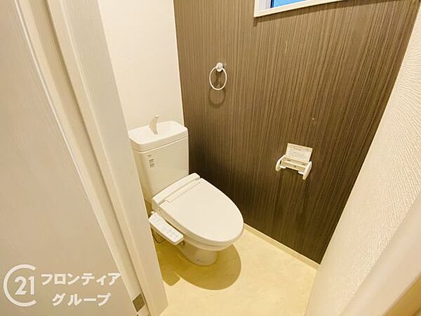 落ち着いた雰囲気のトイレスペースで、毎日快適にお使いいただけます。清潔感やお手入れのしやすさも嬉しいポイントです。念願のマイホーム購入をお手伝いいたします。
