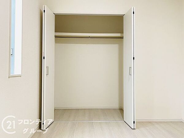 衣類や日用品、季節物などをすっきり収納できるスペースが確保されています。お部屋に物が出にくく、生活空間を広くきれいに保ちやすいのが魅力です。毎日の片付けもしやすく、快適な暮らしをサポートしてくれます。