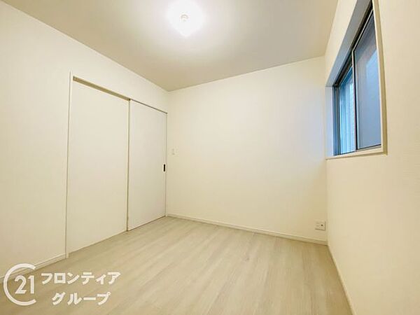 寝室や子供部屋、ワークスペースなど、用途に合わせて使いやすい洋室です。シンプルな空間のため、家具やインテリアも合わせやすく、自分らしいお部屋づくりを楽しめます。