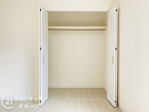 明るく落ち着いた雰囲気の室内で、ご家族皆様がゆったりと過ごせる住空間です。家具の配置や生活動線もイメージしながらご覧いただけます。お家のご質問はお気軽にご相談ください。