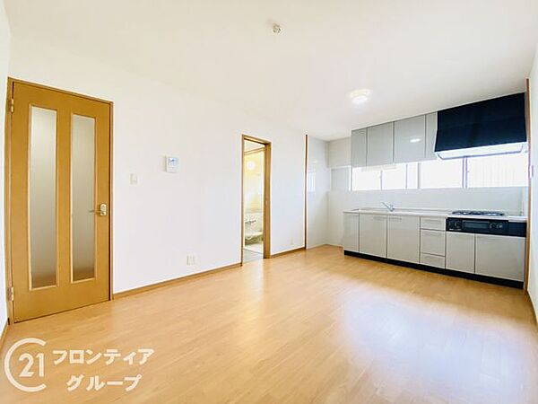 窓からの光が部屋いっぱいに広がり、家族みんなが自然と集まりたくなる明るい空間ですね！家具の配置がしやすい間取りで、自分好みのインテリアを考えるのもワクワク。温かい団らんの風景が目に浮かびますね！