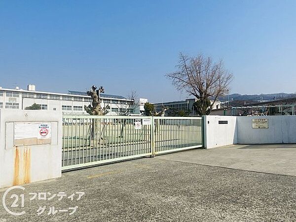 四條畷市立四條畷小学校 徒歩12分。 940m