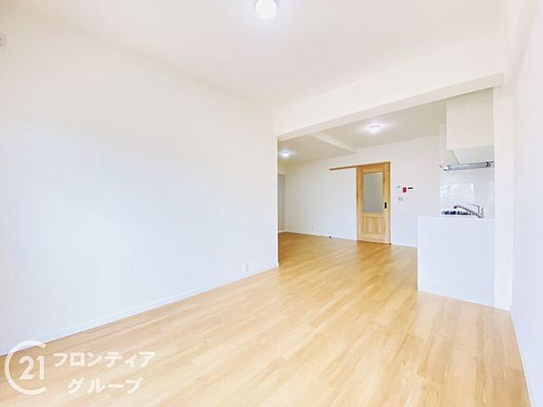 ご家族が自然と集まる、明るく開放感のあるリビングです。ゆったりとした広さがあり、毎日の食事や団らんを心地よくお楽しみいただけます。