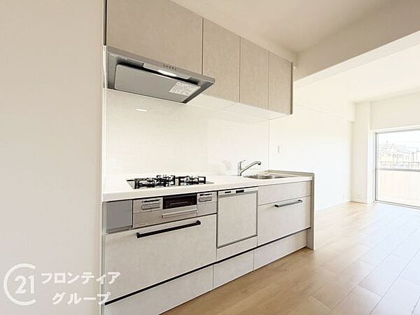 収納力に優れた機能美あふれるキッチンで、日々の料理がクリエイティブな時間へと変わります。家族の笑顔が見える使い勝手の良い設計が、暮らしに彩りと豊かなゆとりをもたらします