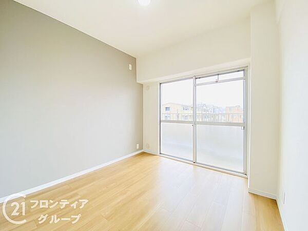 主寝室としておすすめの落ち着いた居室です。ベッドや収納家具も配置しやすく、一日の疲れをゆっくり癒せる快適なプライベート空間となっています。