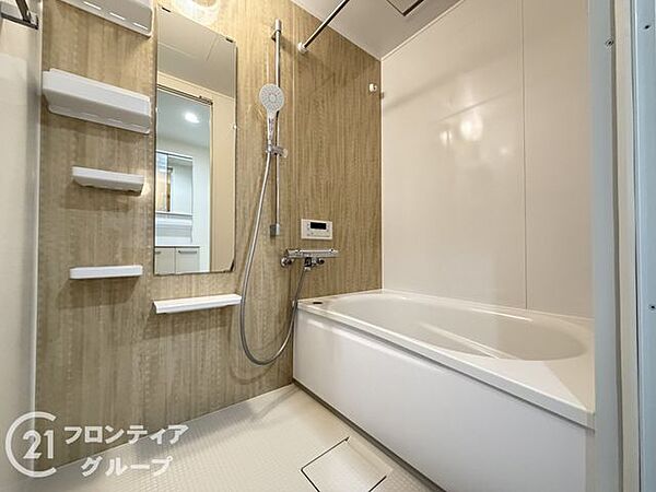 一日の疲れを優しく解きほぐす、清潔感に満ちたバスタイムを演出します。ゆったりとした浴槽で心身ともにリラックスできる、誰にも邪魔されないプライベートな癒しの空間となります