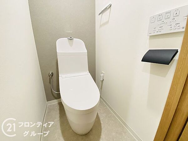 清潔感があり落ち着いた雰囲気のトイレです。毎日使う場所だからこそ、お手入れのしやすさにも配慮された快適な空間となっています。