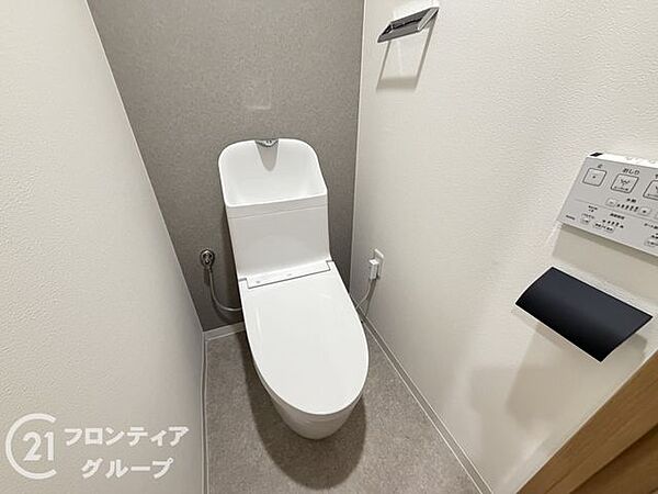 シンプルで落ち着いた雰囲気のトイレです。毎日快適にお使いいただけるよう、お手入れもしやすく清潔感のある空間となっています。