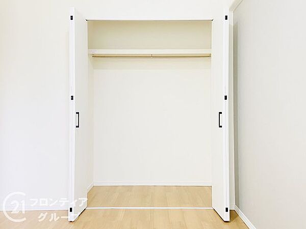 収納スペースをしっかり備えているため、お部屋をすっきりと保つことができます。衣類や季節用品、日用品まで整理しやすく、快適な住空間を維持できます。
