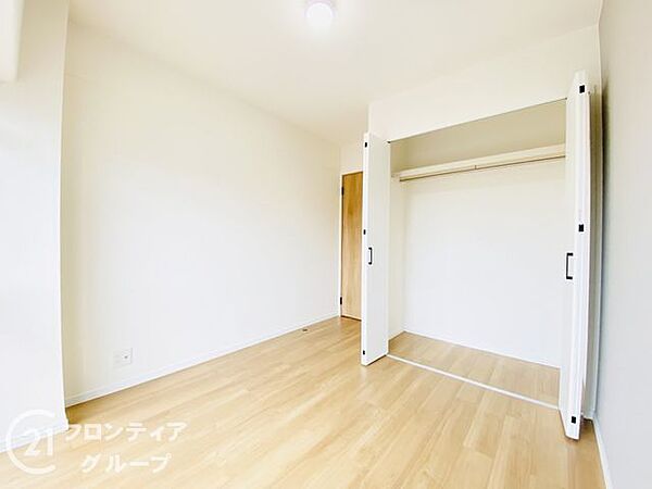 独立性のある洋室は寝室や子ども部屋、在宅ワークスペースなど様々な用途で活躍します。プライベートな時間をゆったり過ごせる快適なお部屋です。