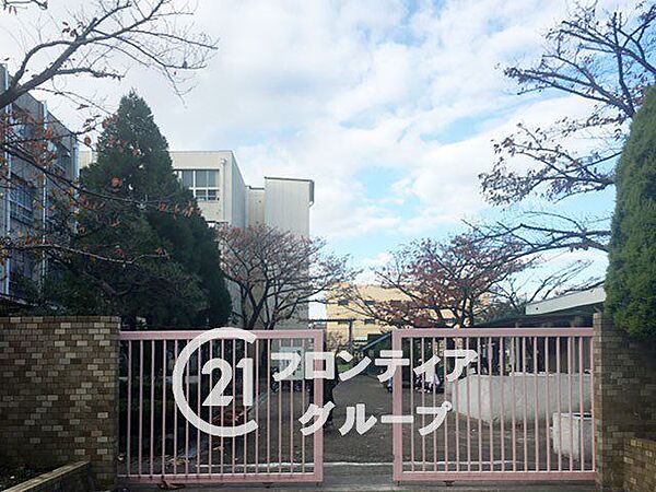 大阪市立森之宮小学校まで徒歩8分（約600m）の距離です。小さなお子様でも無理なく毎日の登下校ができる近さで、子育て世代のご家族にも安心の住環境ですね。