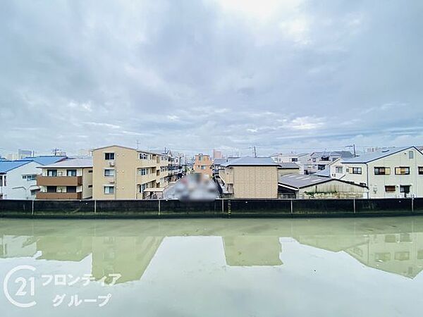 開放感のある眺望が魅力のお部屋です。前面に圧迫感が少なく、陽当たりや風通しも良好。季節の移ろいを感じながら、心地よい暮らしをお楽しみいただけます。